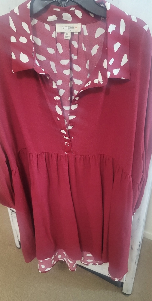 Beautiful Umgee dalmatian print top.